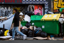 À Paris, les camions poubelles ont cessé leurs tournées et trois des quatre usines d'incinération ont fermé leurs portes, lundi 6 mars, veille de la sixième journée de mobilisation contre la réforme des retraites. 