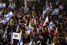 Des milliers d'Israéliens manifestent dans la rue le 27 mars 2023.