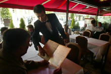 Un serveur en train de conseiller un client (illustration)