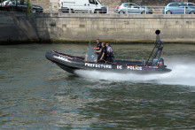 Des policiers de la brigade fluviale naviguent sur la Seine. 