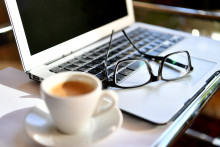 Tasse de café posée sur un bureau.