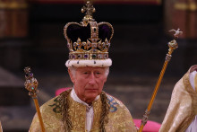 Charles III avec la couronne de St Edouard sur la tête, le 6 mai 2023