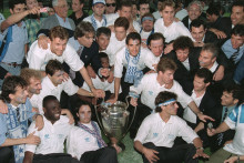 Bernard Tapie entouré de Franck Sauzée, Bernard Casoni, Marcel Desailly, Jean-Marc Ferreri, Alen Boksic, Didier Deschamps, Jea-Philippe Durand Rudi Völler, Basile Boli ou Éric Di Meco le 27 mai 1993 à Marseille