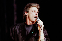 Le chanteur Herbert Léonard, lors d'une émission télévisée en 1987.