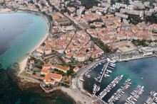Vue aérienne d'Ajaccio, en Corse.