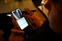 Une femme en train d'utiliser Vinted. 
