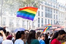 Un drapeau LGBTQ+ lors de la Marche des Fiertés de Paris, le 30 juin 2018