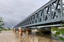 La passerelle de Bordeaux franchit la Garonne