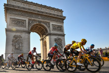 Jonas Vingegaard et le peloton du Tour sur les Champs-Élysées le 24 juillet 2022