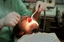 Une femme en consultation chez un dentiste (illustration)