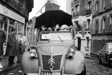 Une 2CV, lors d'une course à Montmartre en 1961.