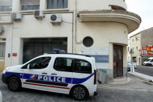 Une voiture de police à Perpignan devant le domicile d'un homme suspecté dans l'affaire des "disparues de la gare de Perpignan".