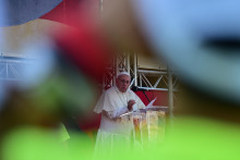 Le pape François s'exprime lors d'une réunion avec les bénévoles des Journées mondiales de la jeunesse au stade Rommel Fernandez, à Panama City, le 27 janvier 2019.