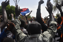 Des manifestants devant l'ambassade de France au Niger, le 30 juillet 2023.