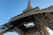 La silhouette simple et iconique de la Tour Eiffel est devenue une célébrité mondiale