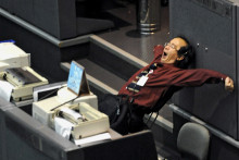 Un homme bâille à son bureau (illustration)