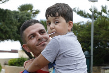 Le jeune Kenzo et son père à Grosseto Prugna, le 4 juin 2023.