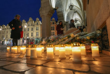 Des hommages à Dominique Bernard, enseignant assassiné devant son lycée à Arras