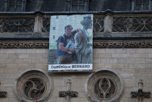 Le portrait de l'enseignant Dominique Bernard affiché sur le mur de la mairie d'Arras.