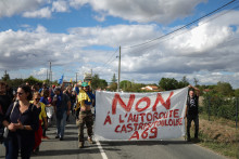 Des manifestants contre le projet d'autoroute A69