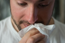 Une personne souffrant d'un gros rhume (image d'illustration)