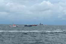 Cette photo mise à disposition par le service allemand de recherche et de sauvetage maritime montre plusieurs navires à la recherche de personnes disparues après la collision entre deux cargos, en mer du Nord, le 24 octobre 2023.