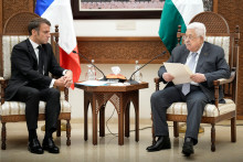 Emmanuel Macron lors de sa rencontre avec le président de l'Autorité palestinienne, Mahmoud Abbas, le 24 octobre.