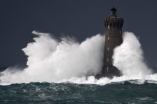 Une tempête sur la côte bretonne (illustration).