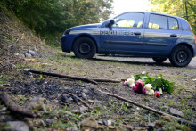 Un bouquet de roses est vu à l'endroit où quatre personnes ont été abattues après qu'une femme l'y ait déposé, sur la route de la Combe d'Ire, le 8 septembre 2012, dans le village alpin français de Chevaline.