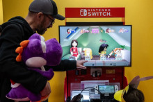 Deux visiteurs de la "Paris Games Week" en 2023