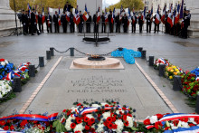 Un groupe de vétérans face à la tombe du soldat inconnu.