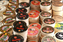 Cette photo prise le 22 février 2020 montre différents emballages de camembert de Normandie au Salon international de l'Agriculture au parc des expositions de la Porte de Versailles à Paris.
