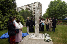 Des membres de familles des sept victimes d'Emile Louis inaugurent une stèle, le 11 juin 2005 dans un parc d'Auxerre, en mémoire des disparues de l'Yonne.