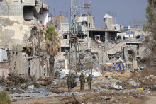 Des soldats israéliens marchent dans les ruines d'un quartier au nord de Gaza (Illustration).