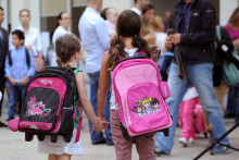 Des enfants dans une cour d'école