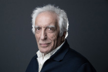 L'acteur français Gérard Darmon pose lors d'une séance photo à Paris, le 4 janvier 2022.