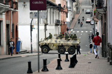 Les forces de l'ordre patrouillent autour du palais présidentiel à Quito (Equateur) le 9 janvier 2024, après que le président Daniel Noboa a déclaré le pays en état de "conflit armé interne" et ordonné à l'armée de mener des opérations contre les gangs.