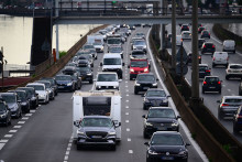 29 juillet 2023, embouteillages sur l'autoroute à l'entrée sud de Lyon, dans le centre de la France.