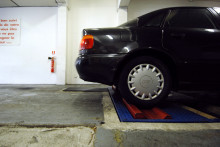 Un véhicule particulier passe au contrôle technique dans un centre spécialisé de Caen, le 27 décembre 2007