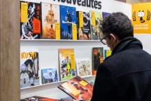 Un visiteur au Festival de la BD d'Angoulême en mars 2022 