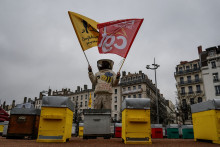 À Lyon, les apiculteurs installent leurs ruches place Bellecour, lundi 5 février 2024.