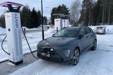 Une voiture électrique en train d'être rechargée (illustration)