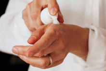 La Société de dermatologie alerte sur les promesses des fabricants de cosmétiques.