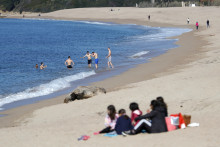Des baigneurs sur une plage de Corse, en février 2024.
