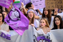 Des étudiants défilent lors d'une manifestation marquant la Journée internationale des droits des femmes à Barcelone, le 8 mars 2024.