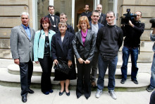 Les sept personnes acquittées au procès (en première instance) pour pédophilie d'Outreau posent, le 27 septembre 2004 à Paris.