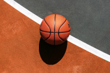 Un ballon de basketball sur un terrain (illustration)