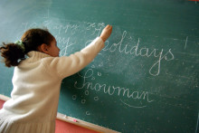 Une enfant apprend l'anglais à l'école. (Illustration)