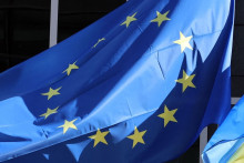 Le drapeau de l'Ukraine et celui de l'Union Européenne devant le Parlement Européen