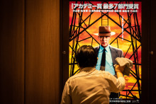 Affiche du film "Oppenheimer" à Tokyo le 29 mars 2024.